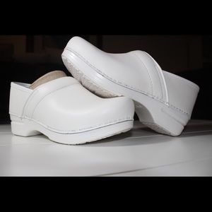 Dansko Women’s Pro XP Clogs